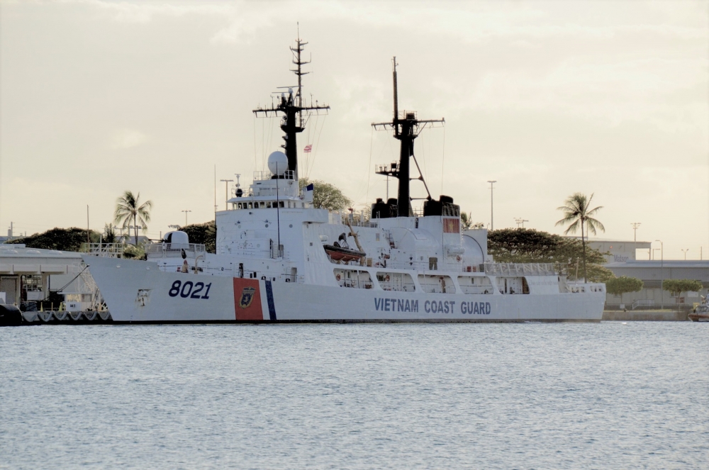 Tàu CSB 8021 tại Sand Island, Honolulu trước khi khởi hành đến Guam ẢNH CHỤP MÀN HÌNH HONOLULU CIVIL BEAT