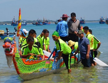 Quảng Ngãi: Ngư dân đua thuyền cầu an ngày Tết Đoan Ngọ