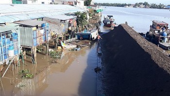 Sà lan mất lái tông trực diện vào hai tàu chở cá