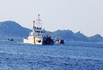 Lai dắt thành công tàu cá cùng 13 ngư dân từ Trường Sa đến cảng Ba Ngòi Lai dắt thành công tàu cá cùng 13 ngư dân từ Trường Sa đến cảng Ba Ngòi