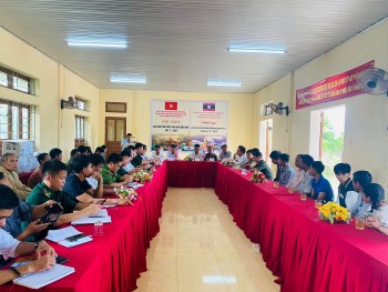 Giao ban kết nghĩa cụm dân cư biên giới hai tỉnh Quảng Trị - Salavan (Lào) Giao ban kết nghĩa cụm dân cư biên giới hai tỉnh Quảng Trị - Salavan (Lào)