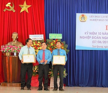 Quảng Nam khen thưởng 8 cá nhân hỗ trợ tàu cá gặp nạn trên biển Đông Quảng Nam khen thưởng 8 cá nhân hỗ trợ tàu cá gặp nạn trên biển Đông