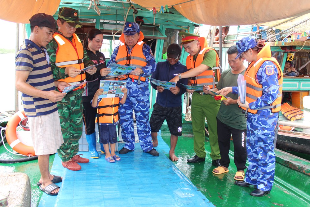 Tuyên truyền phòng chống ma tuý và tặng quà hỗ trợ ngư dân Hải Phòng