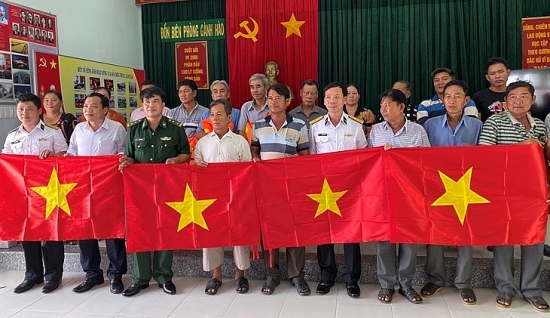 2000 la co to quoc cung ngu dan bam bien