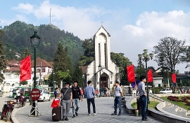 lao cai ron rang buoc chan du khach tro lai