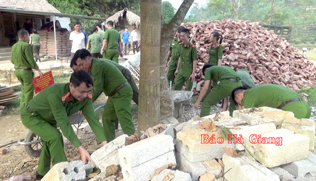 Công an huyện Bắc Quang giúp các hộ chính sách xã Tiên Kiều làm nhà ở.                                                                     Ảnh: NGUYỄN HÙNG
