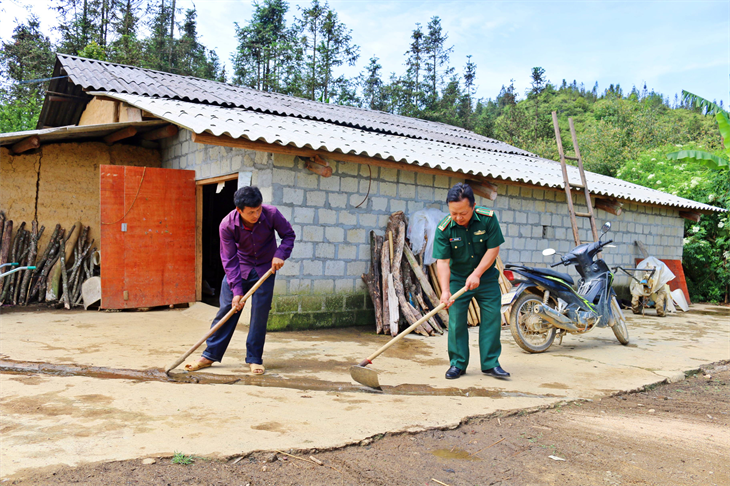 Khi đảng viên đến nhà đồng bào dân tộc