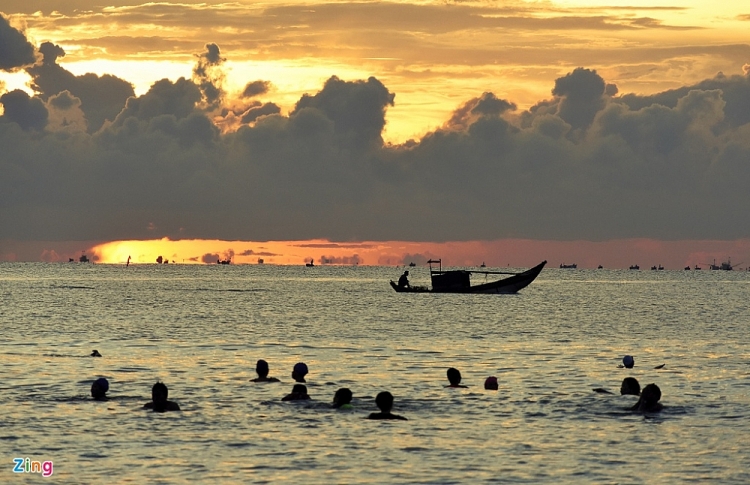 Quảng Ngãi: Bình minh thơ mộng nhô lên từ phía biển