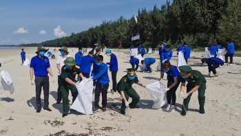 Hàng trăm thanh niên tham gia dọn sạch bờ biển biên giới