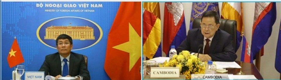 Thứ trưởng Ngoại giao Phạm Minh Vũ và Bộ trưởng Var Kim Hong trao đổi về công tác biên giới đất liền giữa hai nước. Ảnh: BNG