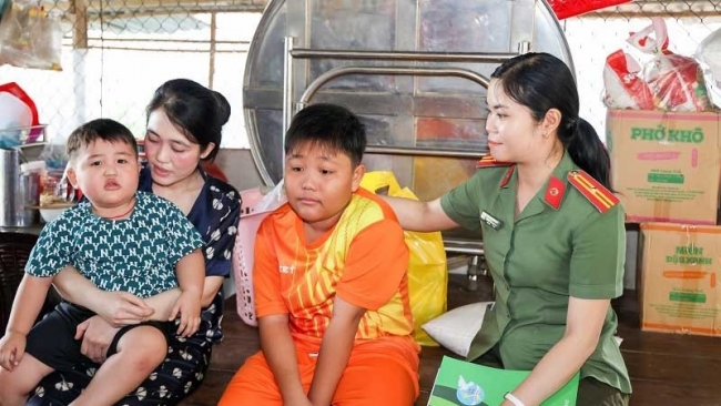 Khi “Mẹ công an” đỡ đầu con mồ côi