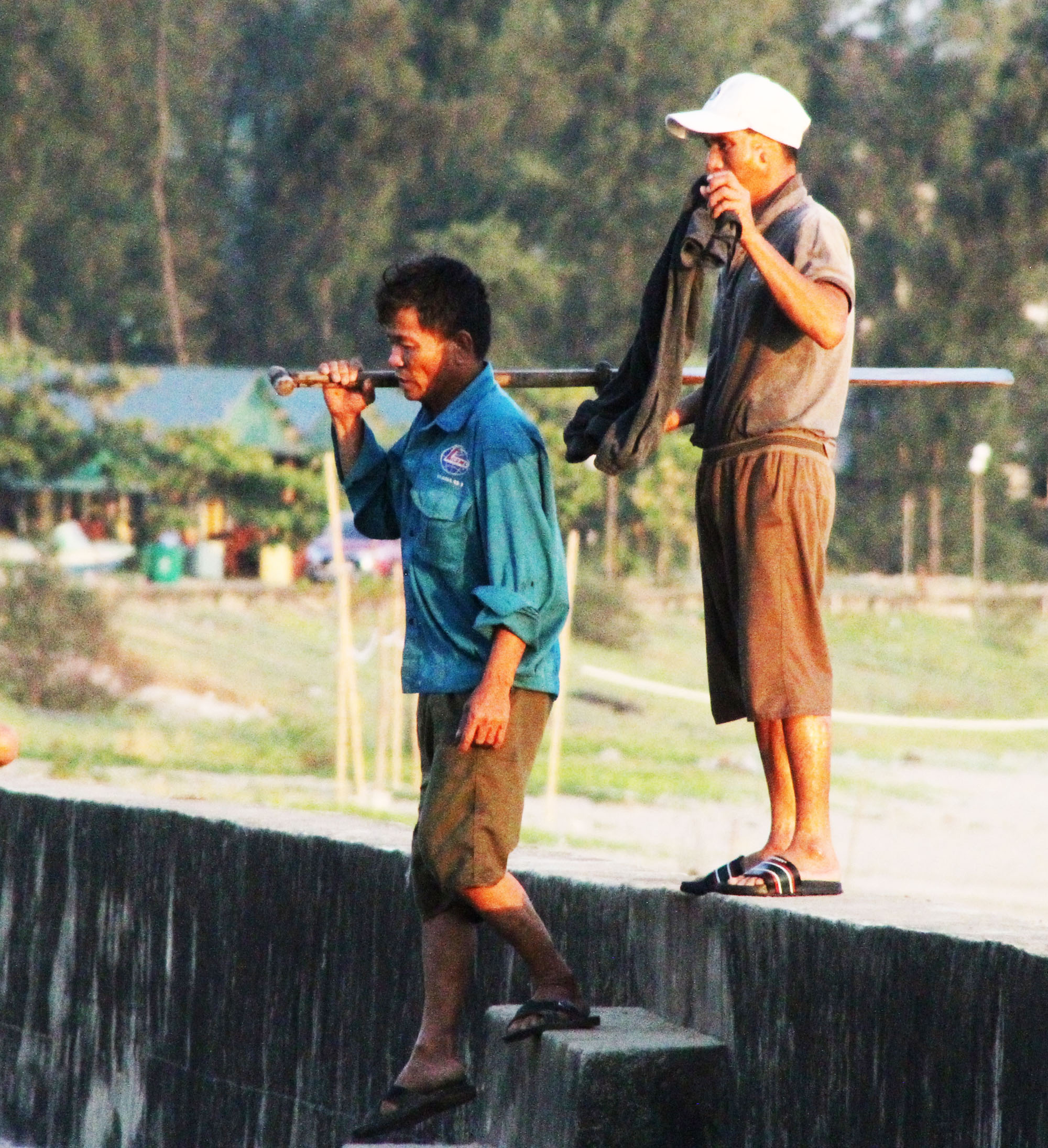 Ngư ông gác mái trở về với gia đình sau một đêm lao động trên biển.