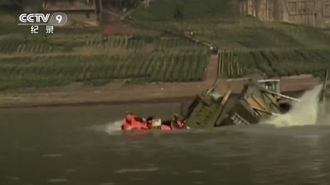 Xe bọc thép đổ bộ của Trung Quốc bị chìm khi đang di chuyển trên sông