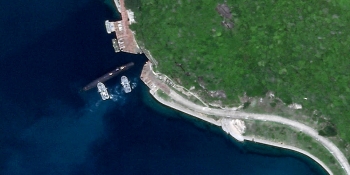 Xuất hiện hình ảnh tàu ngầm Trung Quốc ở lối vào căn cứ bí mật trên Biển Đông
