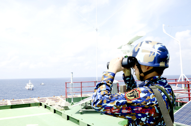 Chiến sĩ Nhà giàn DK1/7 quan sát mục tiêu trên biển.                                                                                                                                                           Ảnh: Quang Tiến