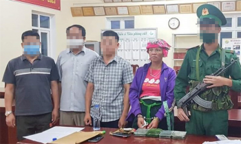 Bắt quả tang 1 phụ nữ Lào vượt biên trái phép mang 4 bánh heroin vào Việt Nam