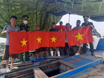 Tuyên truyền pháp luật về biển đảo và tặng cờ Tổ quốc cho 200 tàu cá