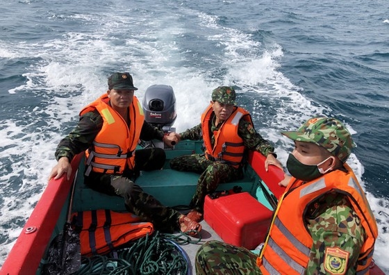 Lực lượng Biên phòng tỉnh Quảng Nam tìm kiếm ngư dân mất tích trên biển. Ảnh: H.A