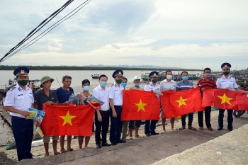 Lan tỏa chương trình "Một triệu lá cờ Tổ quốc cùng ngư dân bám biển"
