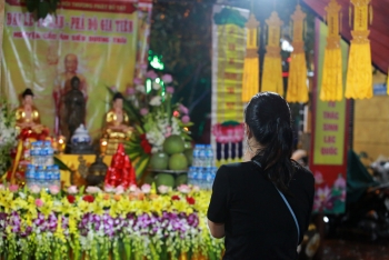 Hà Nội: Người dân đội mưa đến chùa Phúc Khánh dự lễ Vu Lan