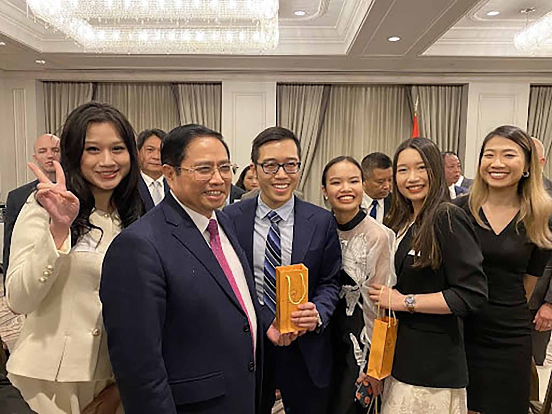 Trần Vũ (thứ ba, từ trái) chụp ảnh cùng Thủ tướng Chính phủ Phạm Minh Chính nhân chuyến thăm của Thủ tướng đến Mỹ, tháng 5/2022. (Nguồn: Hội Thanh niên Sinh viên Việt Nam tại Mỹ)