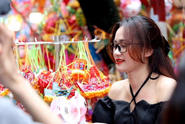 Đồ chơi "nội" phủ đỏ phố Hàng Mã trước Tết Trung thu