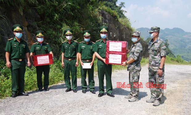 Đoàn đại biểu Trạm Hội ngộ hội đàm BĐBP địa khu Tịnh Tây tặng quà cho Đồn Biên phòng Sơn Vĩ và Bộ Chỉ huy BĐBP Hà Giang.