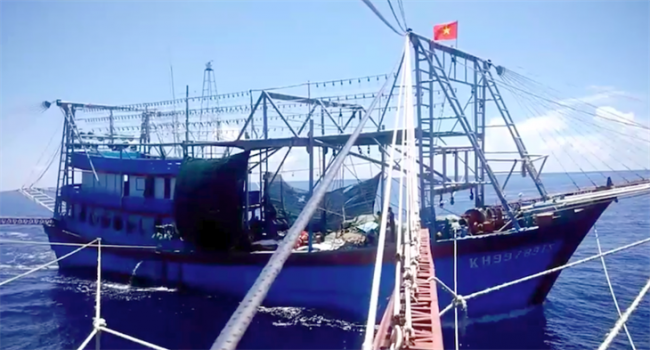 Những con tàu “truyền miệng” giữa Biển Đông