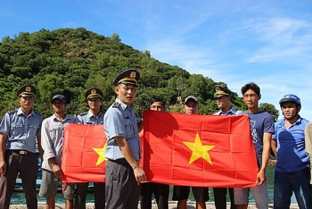 2.000 lá cờ Tổ Quốc cùng ngư dân Nam Du bám biển