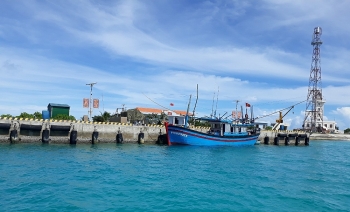 Tàu cá Phú Yên gặp sự cố tại đảo Sinh Tồn tiếp tục vươn khơi bám biển