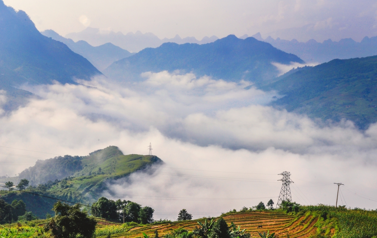 Còn gì thú vị hơn khi rong ruổi trên những con đường đèo quanh co trong tiết trời này. Có những buổi sáng lạnh buốt, mây về như biển phủ kín thung lũng, có những bản làng chìm trong sương thu, thấp thoáng hàng sa mộc mờ ảo.