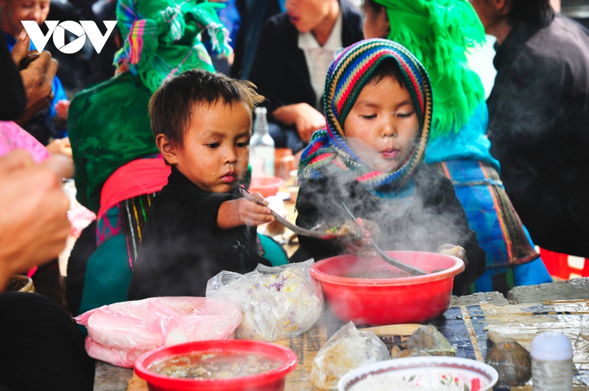 Đừng quên ghé chợ Đồng Văn, hoặc bất cứ một phiên chợ nào ở Hà Giang, dừng chân ăn một tô phở sáng nóng sực cả người, bát thắng cố đậm đà, nắm xôi ngũ sắc dẻo thơm, nhấp một hớp rượu ngô nồng nàn và ngắm người người mua bán sôi nổi, ồn ã.