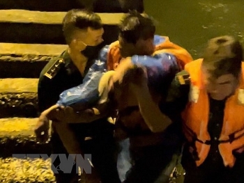 Ngư dân gặp nạn trong đêm được cứu sống ở vùng biển Cát Bà
