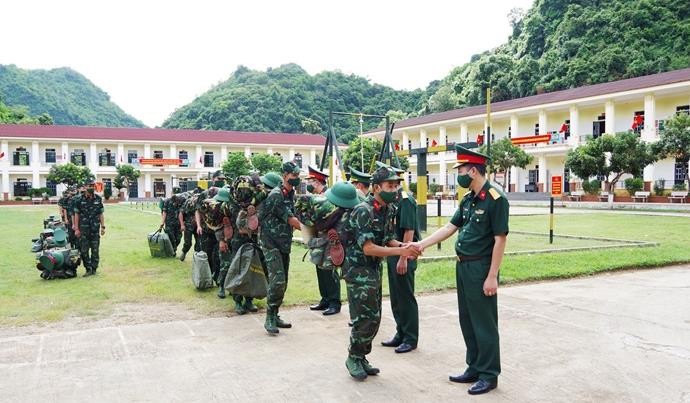 Các chiến sĩ lên đường nhận nhiệm vụ mới. Ảnh: Vì Hiện