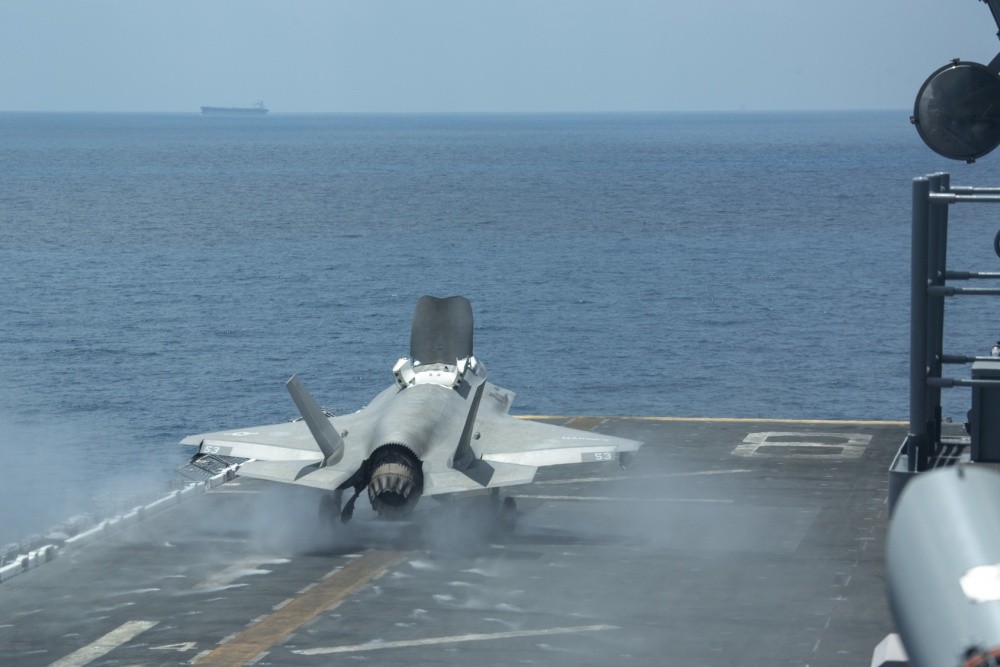 Một chiến đấu cơ F-35 xuất kích từ tàu USS Makin Island ở Biển Đông  US MARINE CORPS