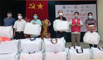 Phú Yên: Tặng áo phao cứu sinh cho ngư dân khó khăn