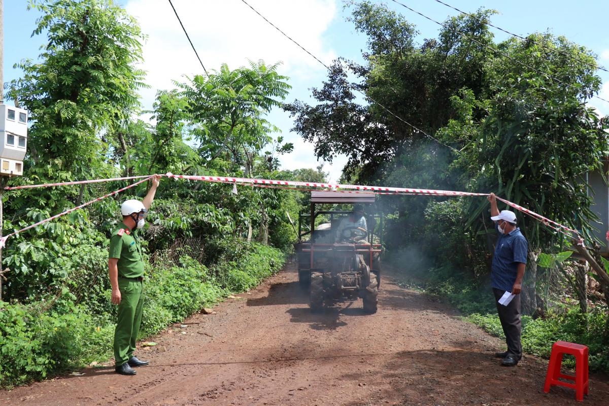 Ngay sau khi buôn Kwăng A ghi nhận chuỗi ca bệnh, buôn Gram A2, xã Cư Bao (thị xã Buôn Hồ) đã lập chốt kiểm soát người ra, vào để bảo vệ 'vùng xanh'