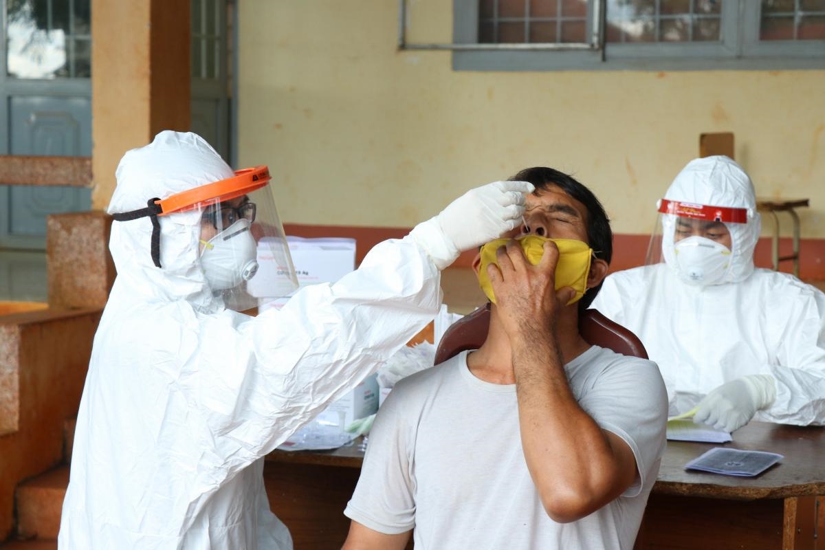 Lực lượng y tế lấy mẫu xét nghiệm Covid-19 cho người dân buôn Đrao, xã Cư Né (huyện Krông Búk)
