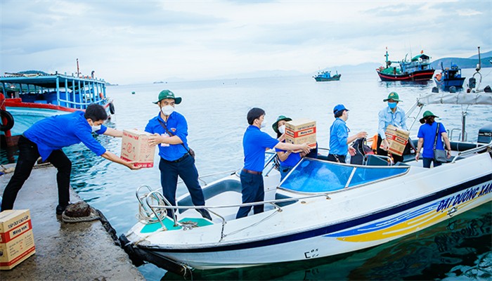 Các phần quà được vận chuyển ra đảo Vũng Ngán