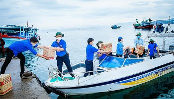 Nha Trang: Mang Tết Trung thu đến với trẻ em nghèo đảo Vũng Ngán