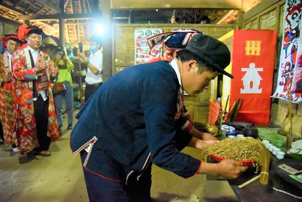 Trong nhiều nghi lễ của người Dao ở Hà Giang có nghi thức dâng lúa lên bàn thờ