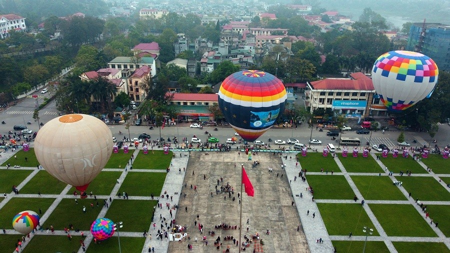 Sắc màu của các khinh khí cầu quốc tế tại quảng trường Nguyễn Tất Thành, thành phố Tuyên Quang. (Nguồn:  TTXVN)