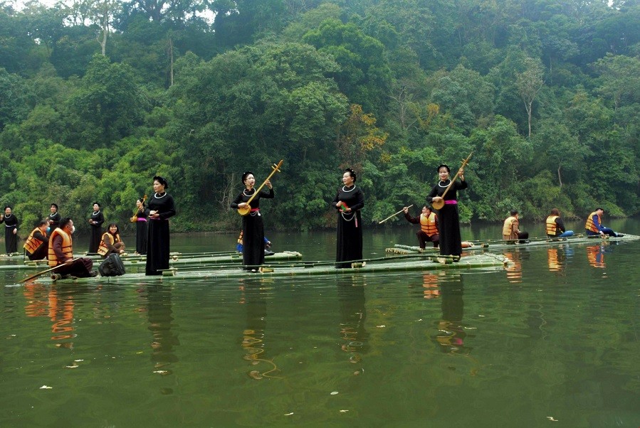 Bơi mảng - Hát Then trên hồ Nà Nưa thuộc Khu di tích lịch sử Quốc gia đặc biệt Tân Trào, Ban Quản lý các Khu du lịch tỉnh Tuyên Quang. (Nguồn: TTXVN)