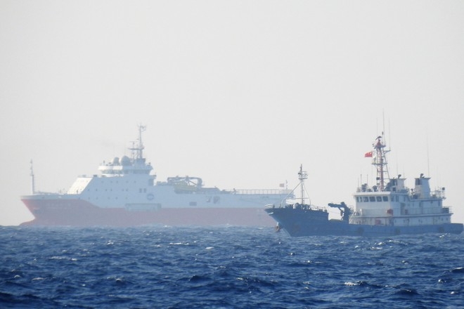 Tàu dân binh Trung Quốc (phải) bảo vệ vòng trong cho ẢNH: NGƯ DÂN CUNG CẤP