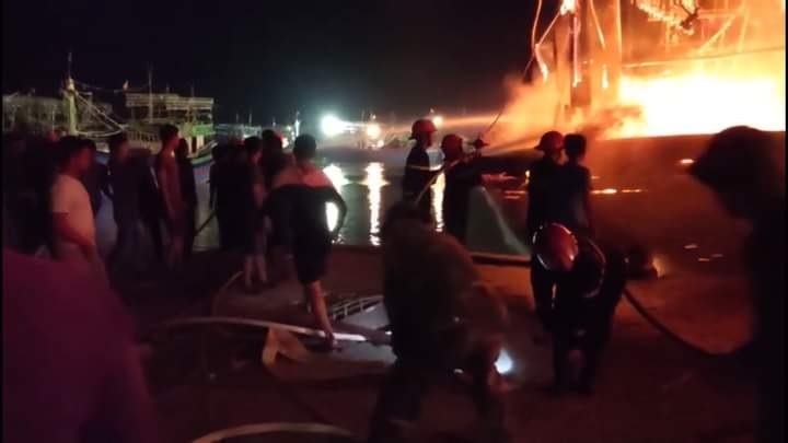Hiện trường vụ cháy tại cảng cá Lạch Quèn, xã Quỳnh Thuận. Ảnh: Diệp Lan