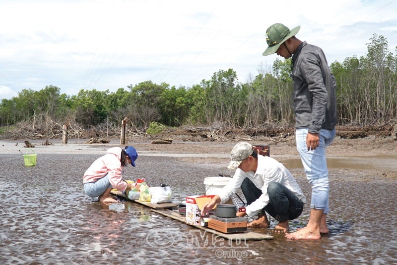 Một ngày ở cửa biển Giá Lồng Đèn