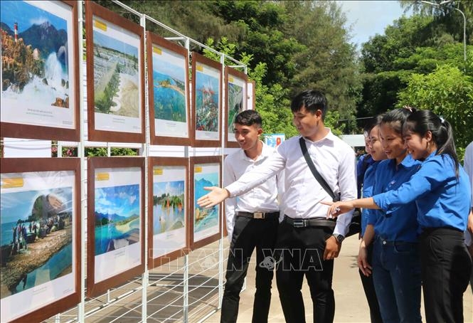Sinh viên Trường Đại học Trà Vinh tham quan triển lãm. 