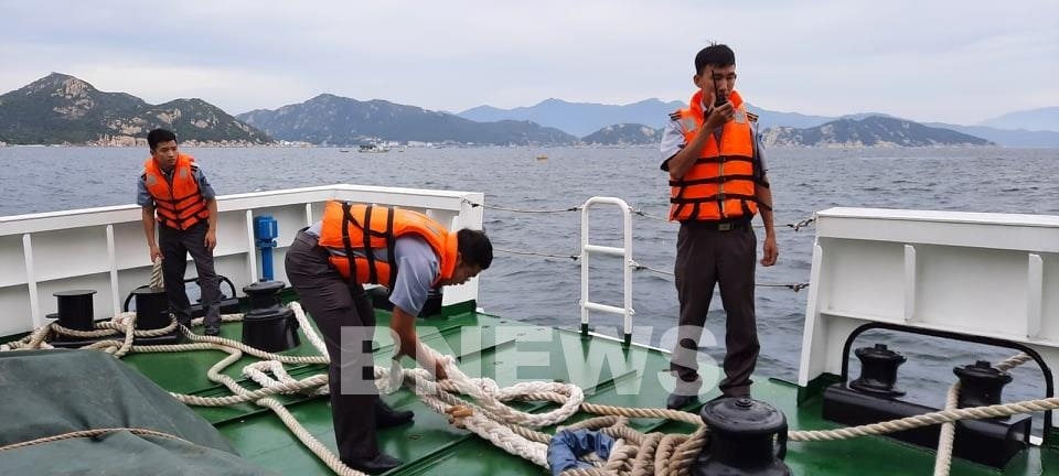 Tàu KN 461 xuất phát lúc 6g30 sáng nay lên đường tìm kiếm cứu nạn ngư dân Bình Định mất tích. Ảnh: TTXVN phát