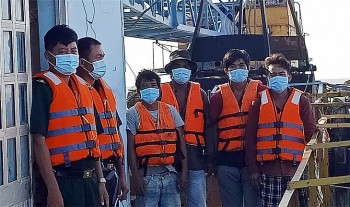 Trà Vinh: Cứu nạn thành công 4 thuyền viên gặp nạn trên biển