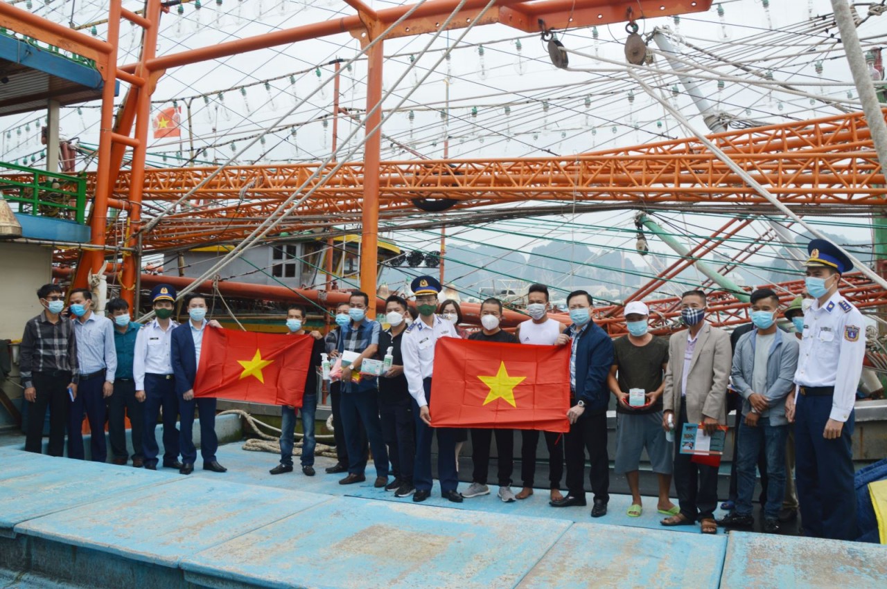 Cảnh sát biển tặng cờ Tổ quốc, sổ tay tuyên truyền, khẩu trang, nước sát khuẩn cho bà con ngư dân Quảng Ninh.